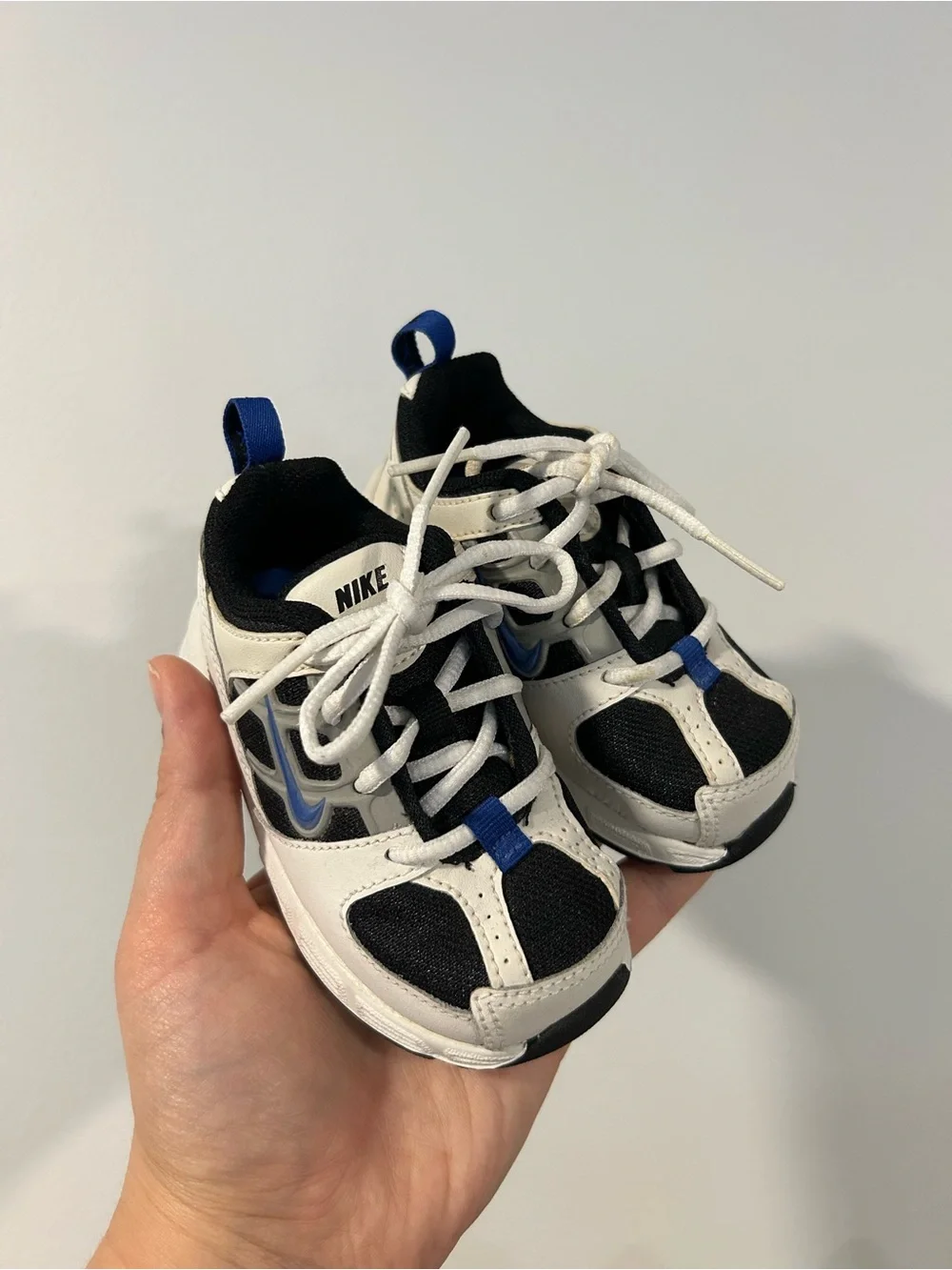 Nike Little Attest Toddler Sneakers White Black Blue Size 5C
